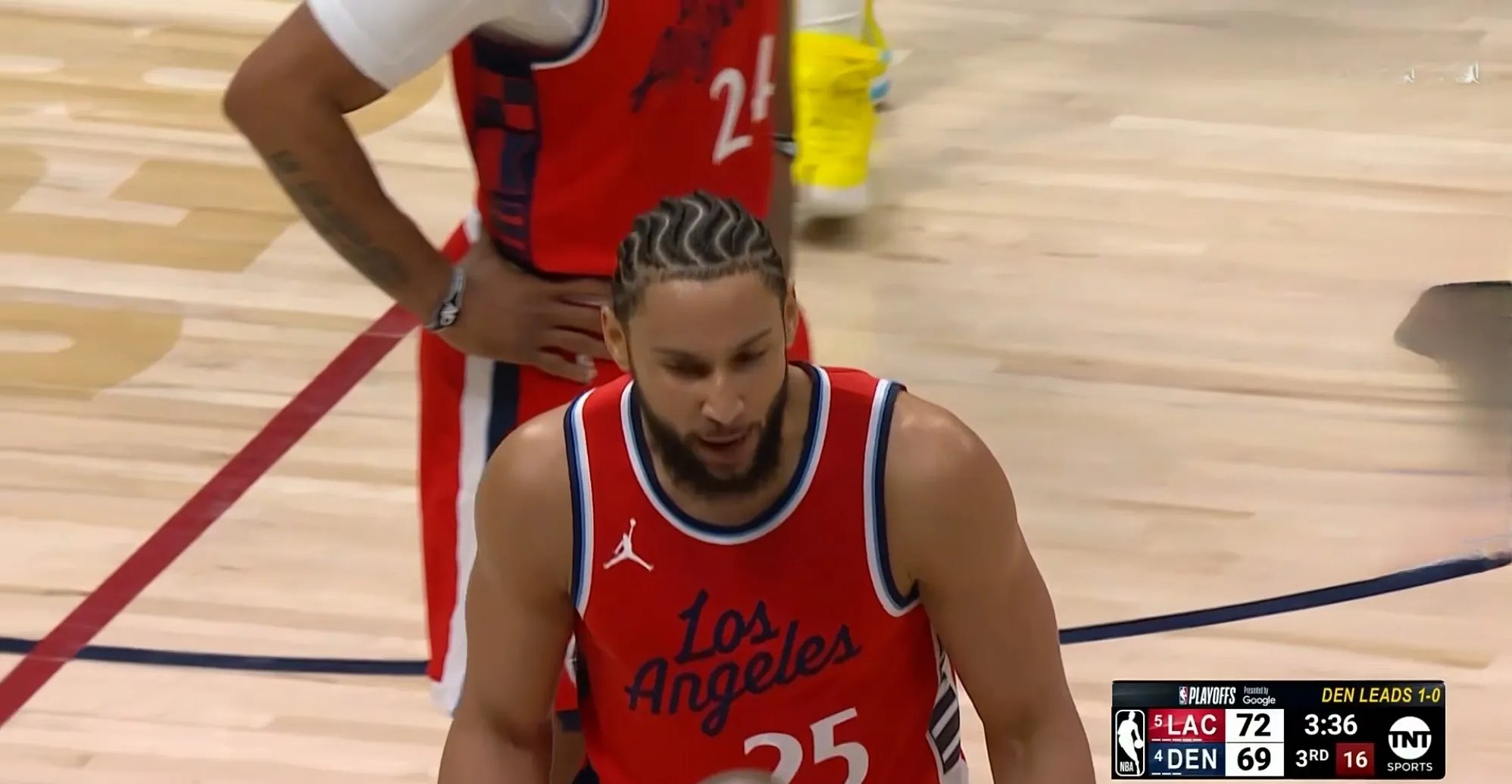 爱游戏中国-人主场取得惊险胜利，西蒙斯表现抢眼