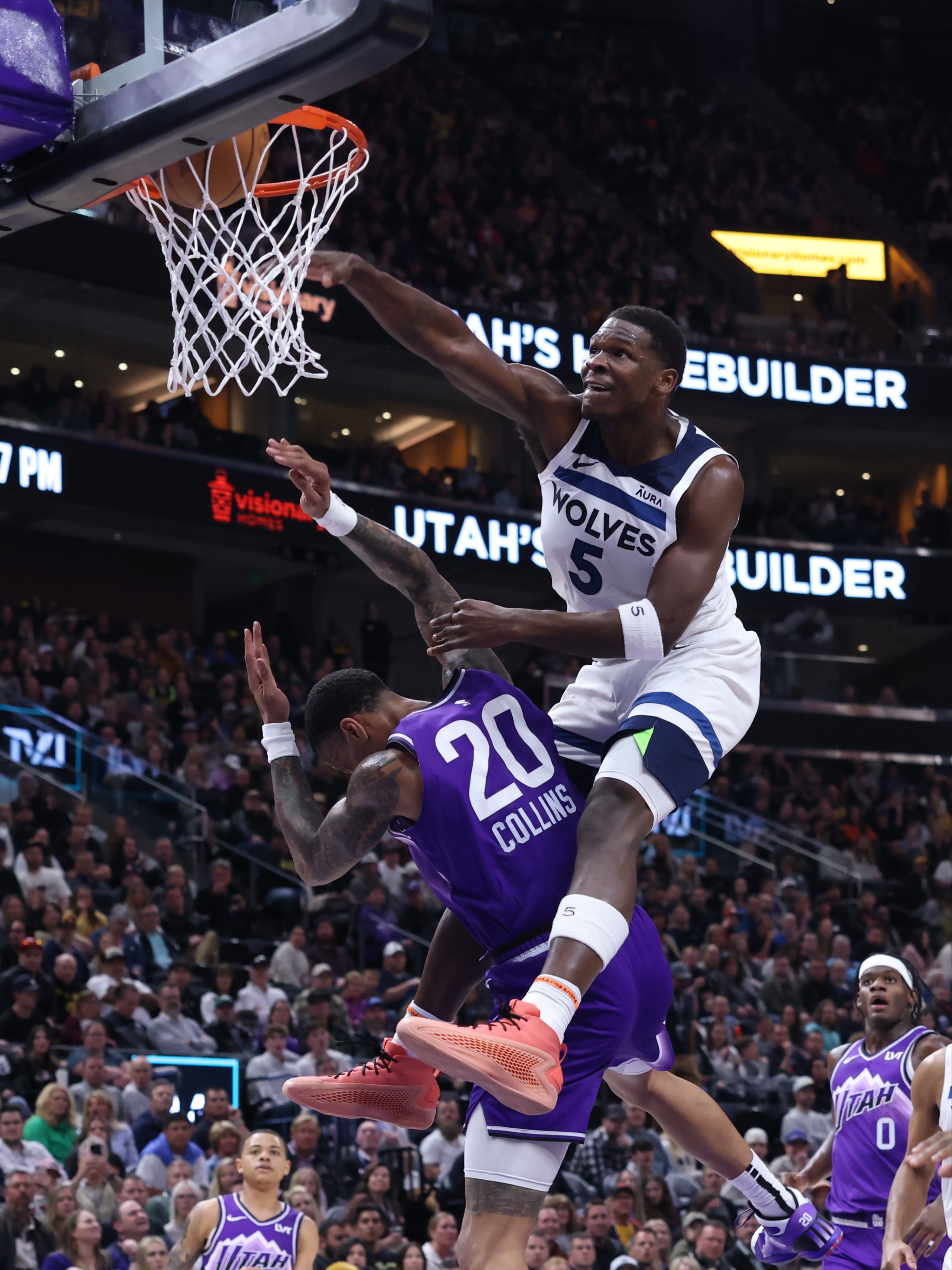 爱游戏大厅-技惊四座，球员飞身扣篮让观众惊呼连连！的简单介绍