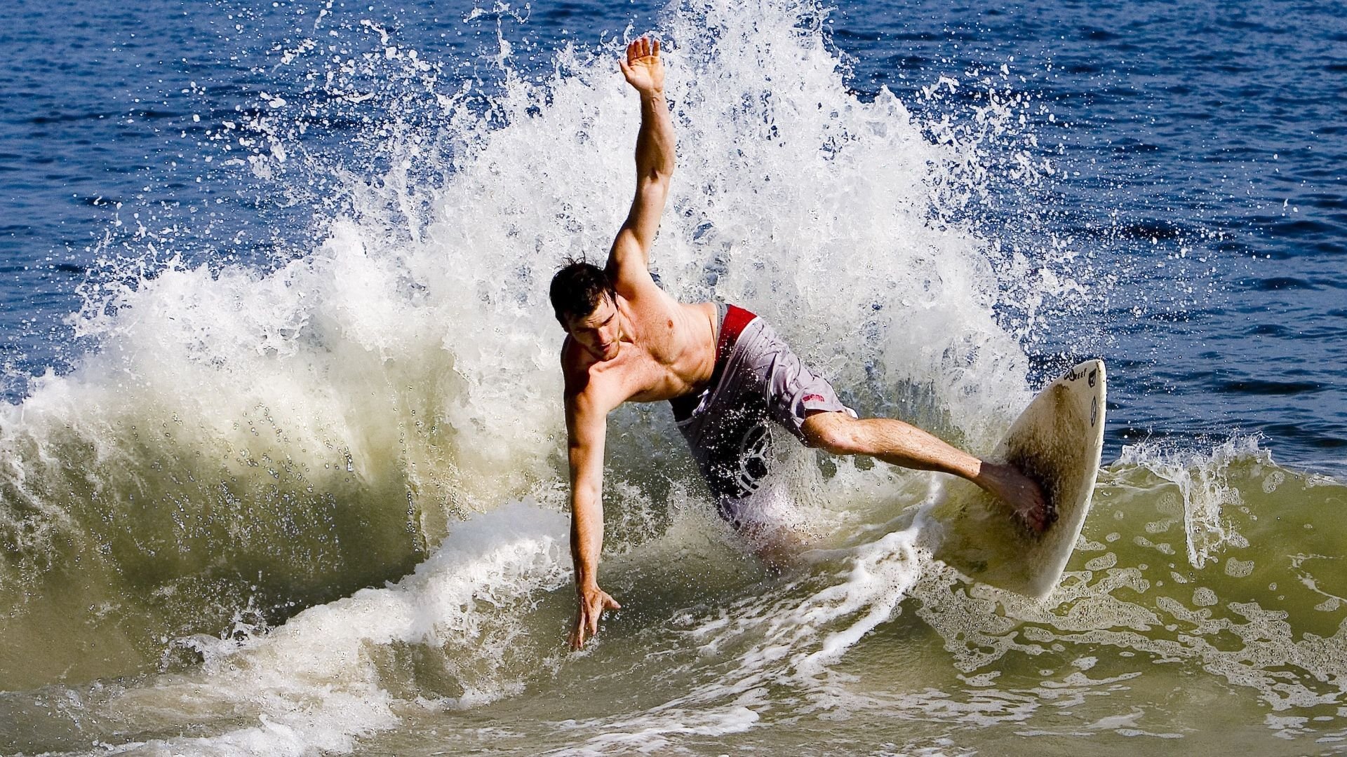 赛道与绿茵的逆转狂想，当黄喜灿驶入马德里的F1街道