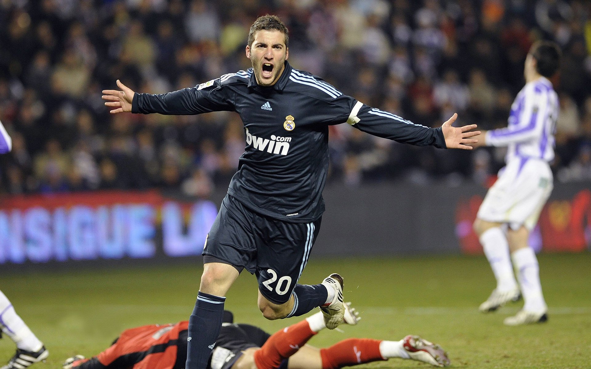 爱游戏娱乐-英超争冠焦点战，乌拉圭铁卫强行终结皇家社会，折射现代足球的战术迁徙