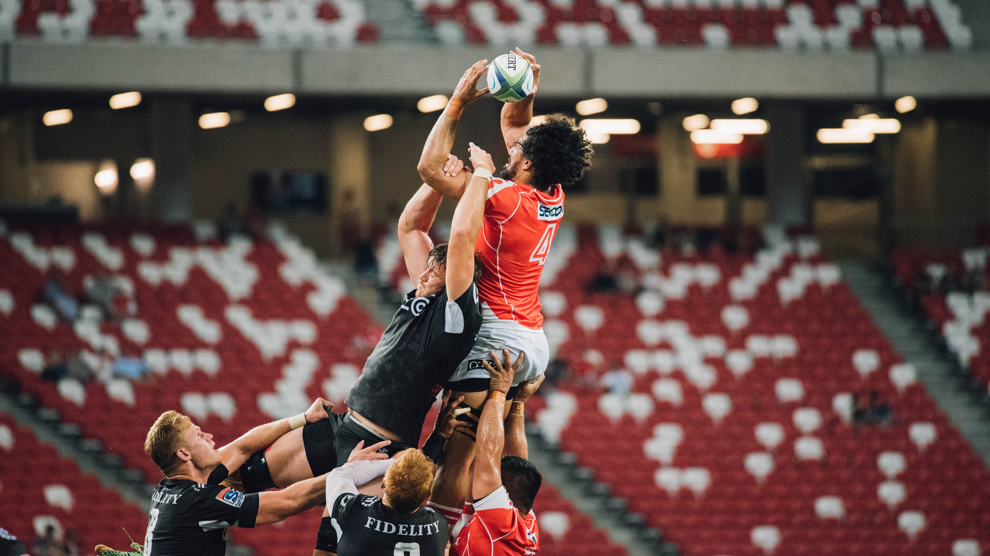 爱游戏在线-莫兰特连续得分拉开差距，深圳队险胜广东队上演唯一逆转